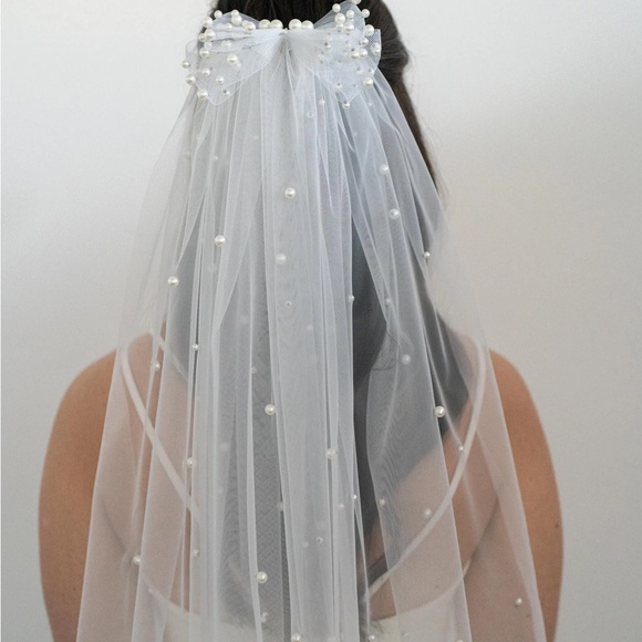 Accessories - Wedding Veil with Pearl Bow